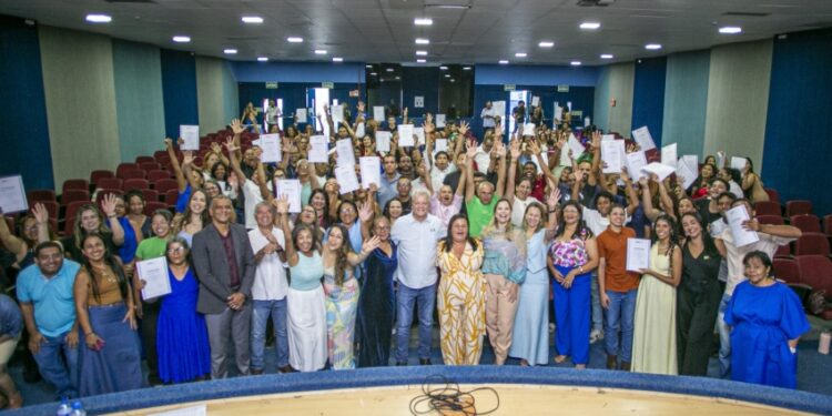 Acessuas Trabalho entrega certificados de conclusão de cursos de qualificação profissional