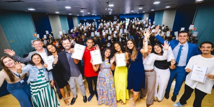 Primeira-dama de Maceió prestigia formatura do Emprega Jovem e celebra transformação na vida de 360 alunos