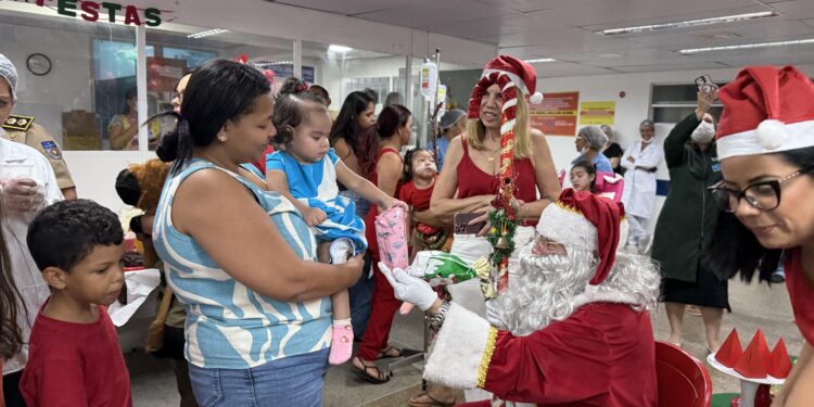 Festa de Natal leva alegria e acolhimento às crianças internadas na Pediatria do HGE