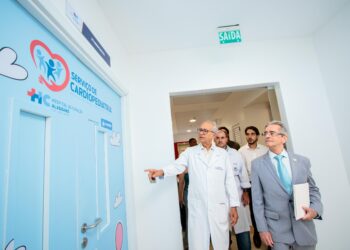 Governador em exercício destaca padrão de primeiro mundo na saúde durante visita a hospitais em Maceió