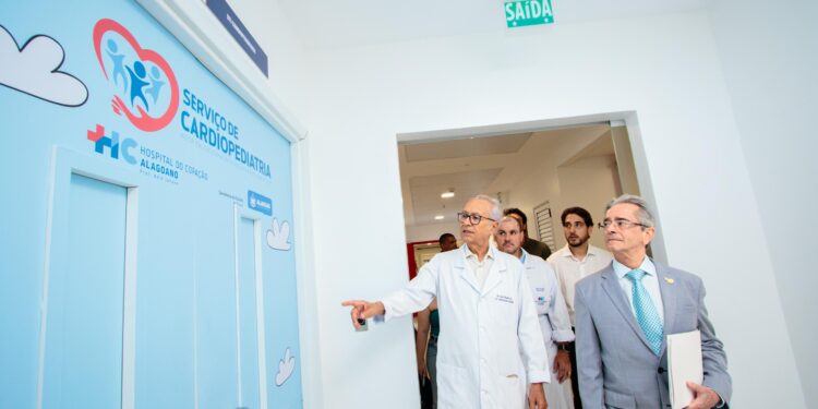 Governador em exercício destaca padrão de primeiro mundo na saúde durante visita a hospitais em Maceió