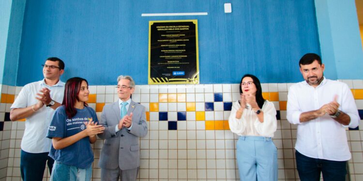 Governo de Alagoas entrega mais um ginásio poliesportivo em escola estadual de Maceió