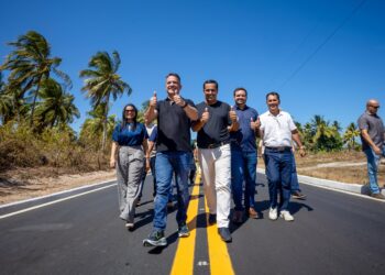 Governo inaugura rodovia que liga o centro de Feliz Deserto à indústria de beneficiamento de coco