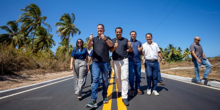 Governo inaugura rodovia que liga o centro de Feliz Deserto à indústria de beneficiamento de coco