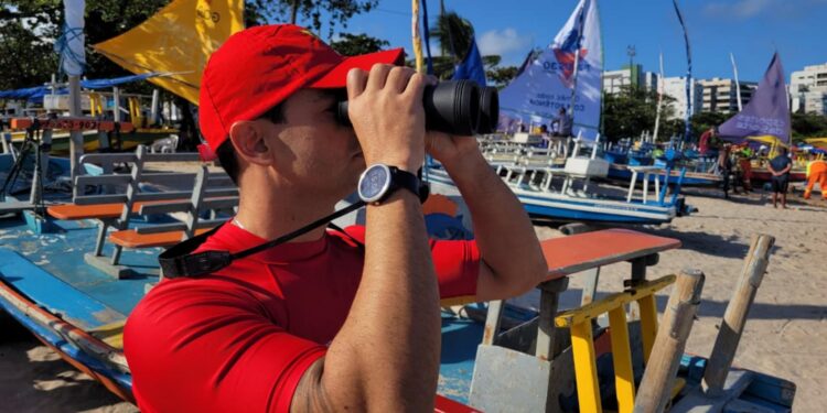 Guarda-vidas desempenham papel crucial no salvamento aquático em Alagoas