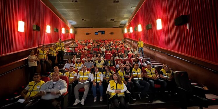 Ronda Mirim Corações da Paz promove sessão especial de cinema para crianças e encerra atividades do ano