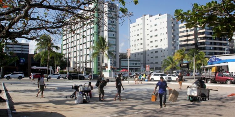 Redução de estacionamento da orla amplia segurança para ambulantes e pedestres em Maceió