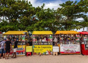 Prefeitura entrega alvarás para ambulantes do Massayó Verão