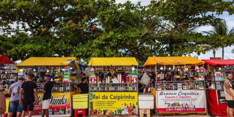 Prefeitura entrega alvarás para ambulantes do Massayó Verão