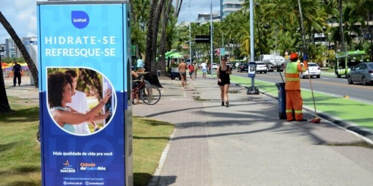 Estações de hidratação refrescam verão de maceioenses e turistas