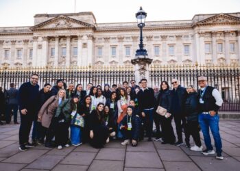 JHC e Marina Candia acompanham estudantes em visita à National Gallery e ao Palácio de Buckingham, em Londres