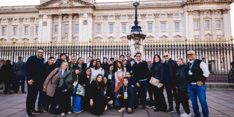 JHC e Marina Candia acompanham estudantes em visita à National Gallery e ao Palácio de Buckingham, em Londres