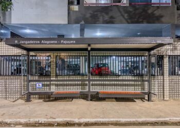 Prefeitura instala novo abrigo de ônibus na Rua Jangadeiros Alagoanos, em Pajuçara