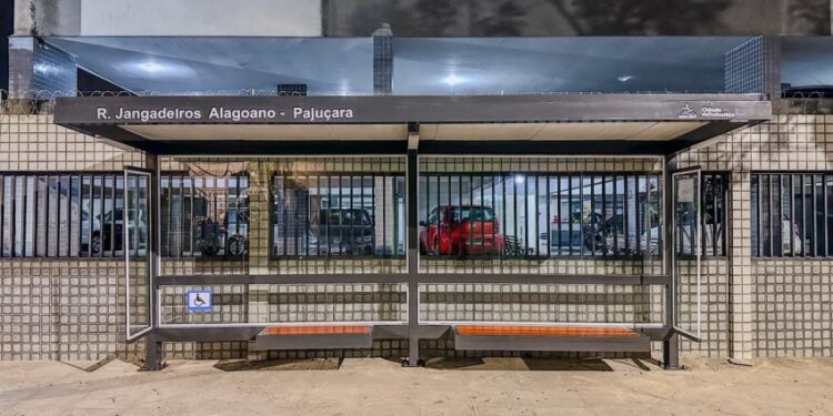 Prefeitura instala novo abrigo de ônibus na Rua Jangadeiros Alagoanos, em Pajuçara