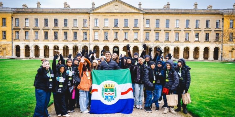 JHC e Marina Candia acompanham alunos em intercâmbio histórico na Inglaterra