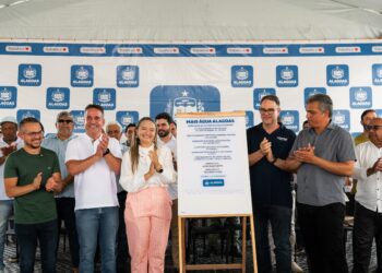 Governador entrega adutora, autoriza 12 km de asfalto e participa de inauguração de frigorífico em São Brás