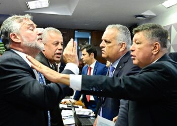 Sob protestos, CPMI aprova quebra de sigilos de Lulinha