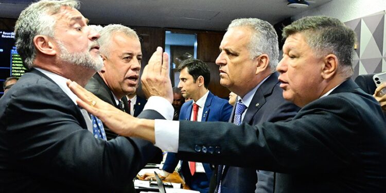 Sob protestos, CPMI aprova quebra de sigilos de Lulinha