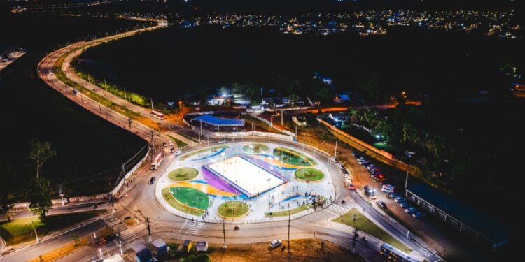 JHC entrega areninha e rotatória com área de lazer no Benedito Bentes