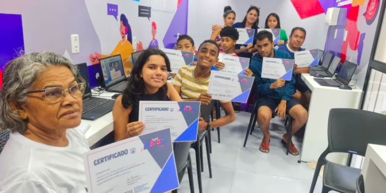 Caminhões-escola do Tech Massa chegam a novos bairros de Maceió com cursos gratuitos