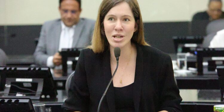 Cibele Moura cobra solução para retirada de food trucks da orla de Pajuçara