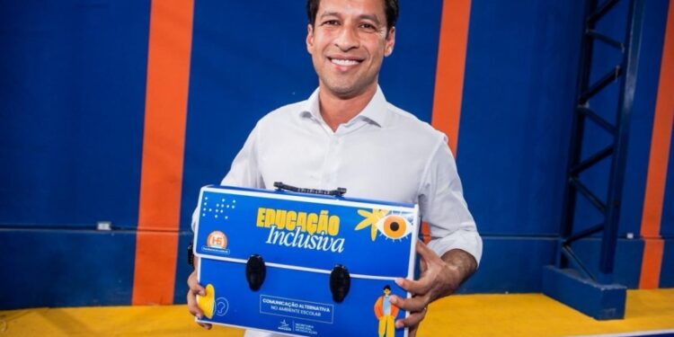 Prefeito Rodrigo Cunha entrega mais de cinco mil kits inéditos para crianças e estudantes atípicos e reforça suporte à educação inclusiva na rede