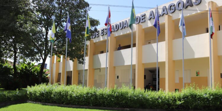 Governo de Alagoas nomeia 127 professores no maior concurso da história da Uneal