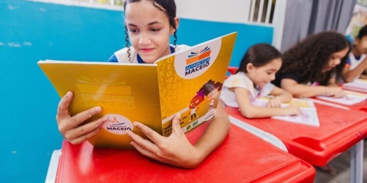 Educação de Maceió avança na alfabetização na idade certa e fluência leitora cresce mais de 100% em cinco anos