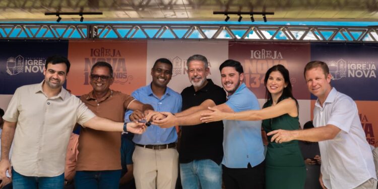 Em Igreja Nova, Arthur Lira entrega retroescavadeira anfíbia e fortalece perímetros irrigados do São Francisco