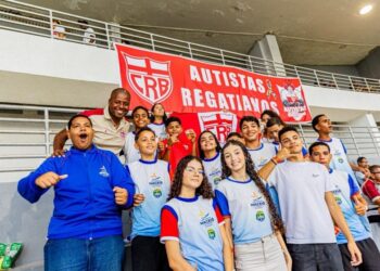 Estudantes acompanham partida no Rei Pelé entre CRB e Ponte Preta