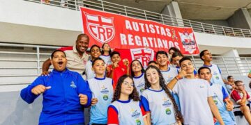 Estudantes acompanham partida no Rei Pelé entre CRB e Ponte Preta