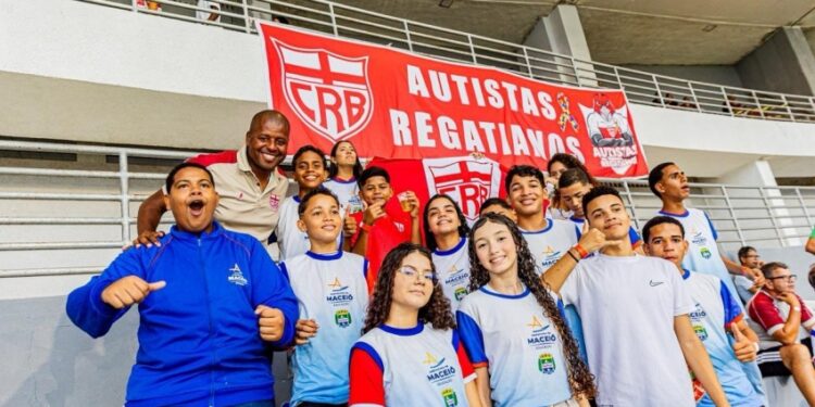 Estudantes acompanham partida no Rei Pelé entre CRB e Ponte Preta