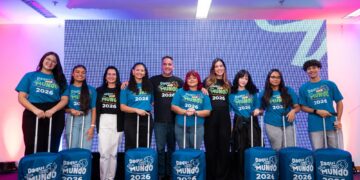 Paulo Dantas entrega kits do Daqui Pro Mundo para os 150 estudantes aprovados no intercâmbio