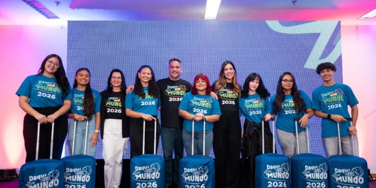 Paulo Dantas entrega kits do Daqui Pro Mundo para os 150 estudantes aprovados no intercâmbio
