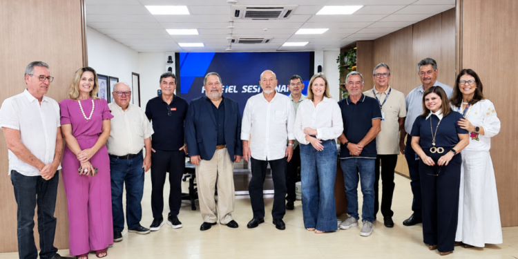 José Carlos Lyra recebe Troféu Dom Hélder Câmara por contribuição ao desenvolvimento de Alagoas