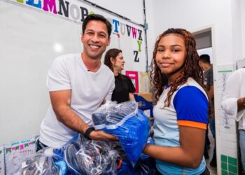 Prefeito Rodrigo Cunha acompanha volta às aulas e entrega de kits escolares aos estudantes da rede municipal