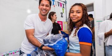 Prefeito Rodrigo Cunha acompanha volta às aulas e entrega de kits escolares aos estudantes da rede municipal