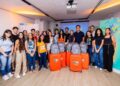 Prefeito Rodrigo Cunha entrega kits aos estudantes que embarcam para intercâmbio nesta sexta(17)