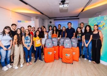 Prefeito Rodrigo Cunha entrega kits aos estudantes que embarcam para intercâmbio nesta sexta(17)