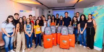 Prefeito Rodrigo Cunha entrega kits aos estudantes que embarcam para intercâmbio nesta sexta(17)
