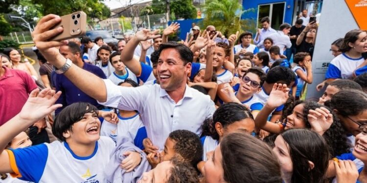 Prefeito Rodrigo Cunha entrega Escola Maceió Leitura com estrutura para 850 alunos