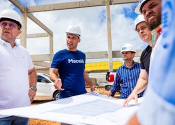 “Mais uma grande obra saindo do papel”, diz prefeito Rodrigo Cunha durante vistoria ao Mercado do Jacintinho