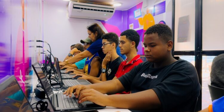 Tech Massa retoma atividades e leva cursos gratuitos ao Benedito Bentes e ao Rio Novo