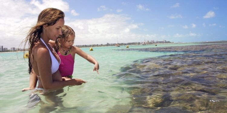 Maceió está entre os destinos mais procurados por famílias para as férias de julho, aponta Booking.com