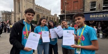 Maceió Abraça o Mundo: estudantes da rede municipal recebem cartas do prefeito Rodrigo Cunha na Inglaterra