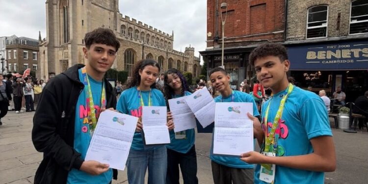 Maceió Abraça o Mundo: estudantes da rede municipal recebem cartas do prefeito Rodrigo Cunha na Inglaterra