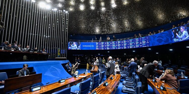 Plenário analisa pena maior para violência sexual digital contra criança